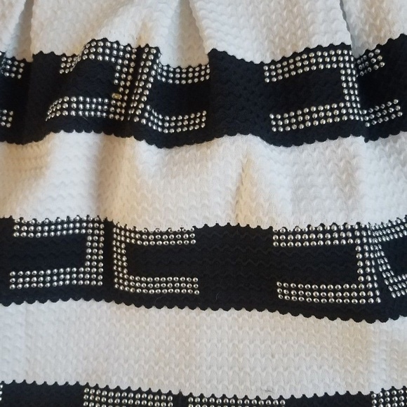 Sold Solution Womans M/L Skirt Black White Studded - Picture 3 of 5